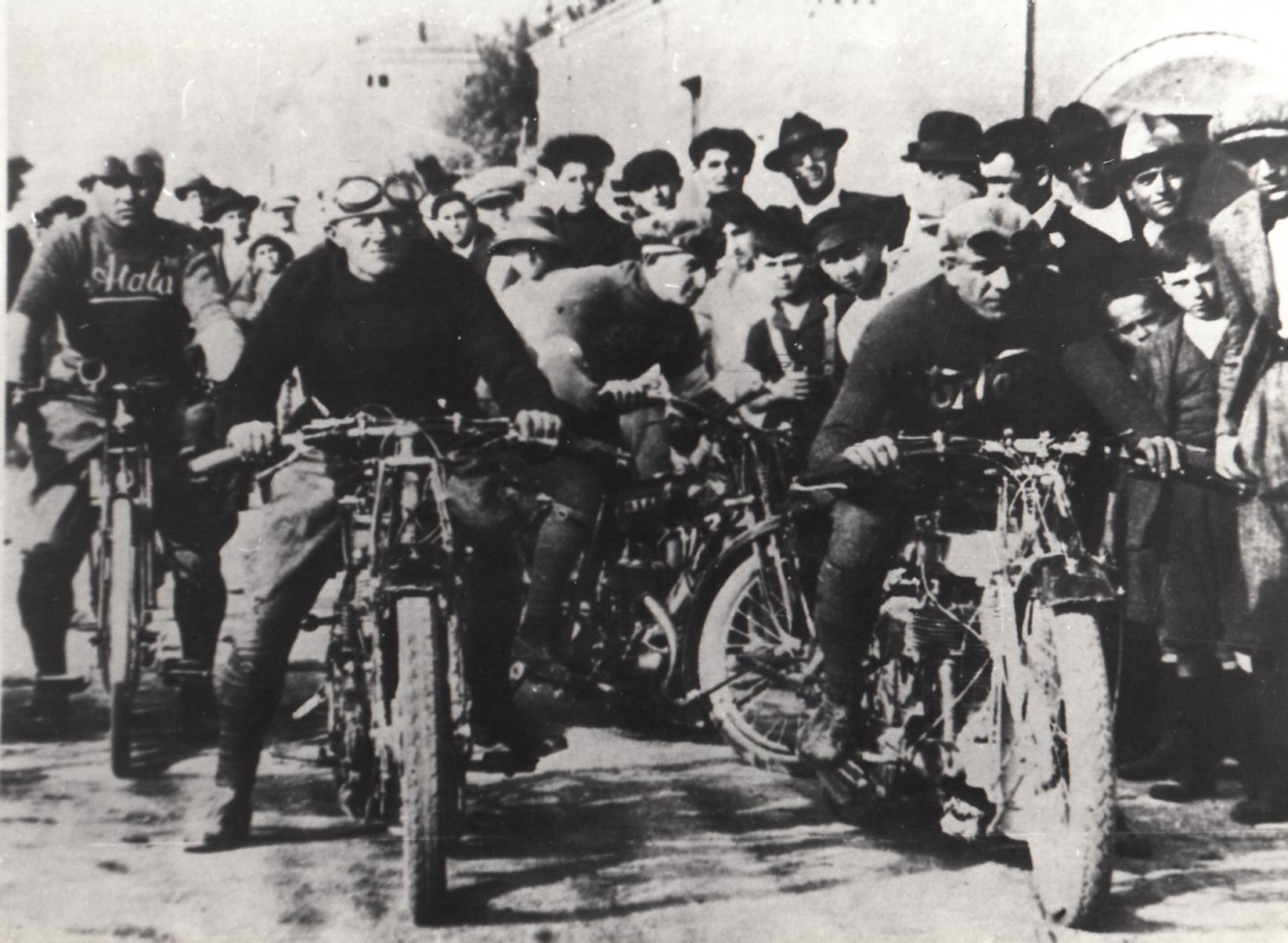 1925-motocisti-il-1^-da-dx-e-Zeno-Saltini