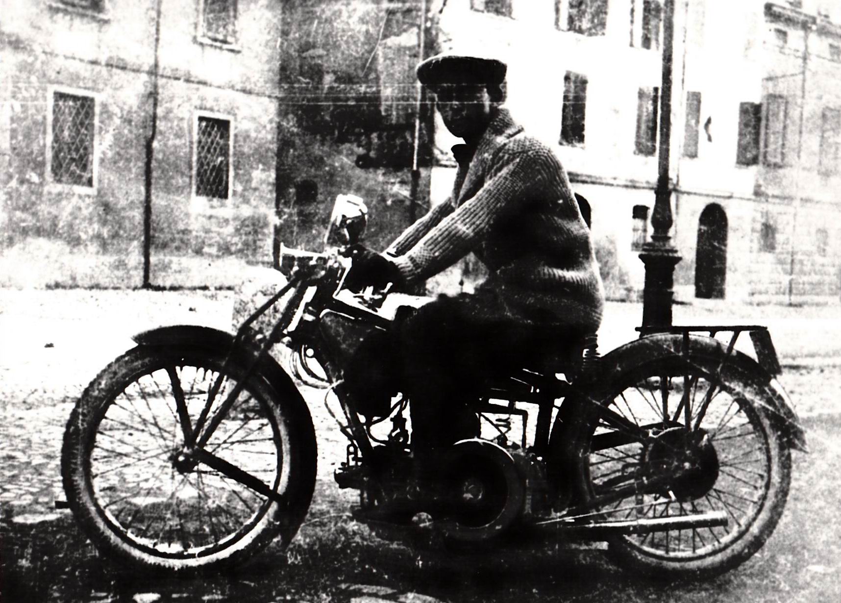 1925-pilota-carpigiano-su-Guggi-500-piazzale-astolfo-via-xx-settembre-matteotti