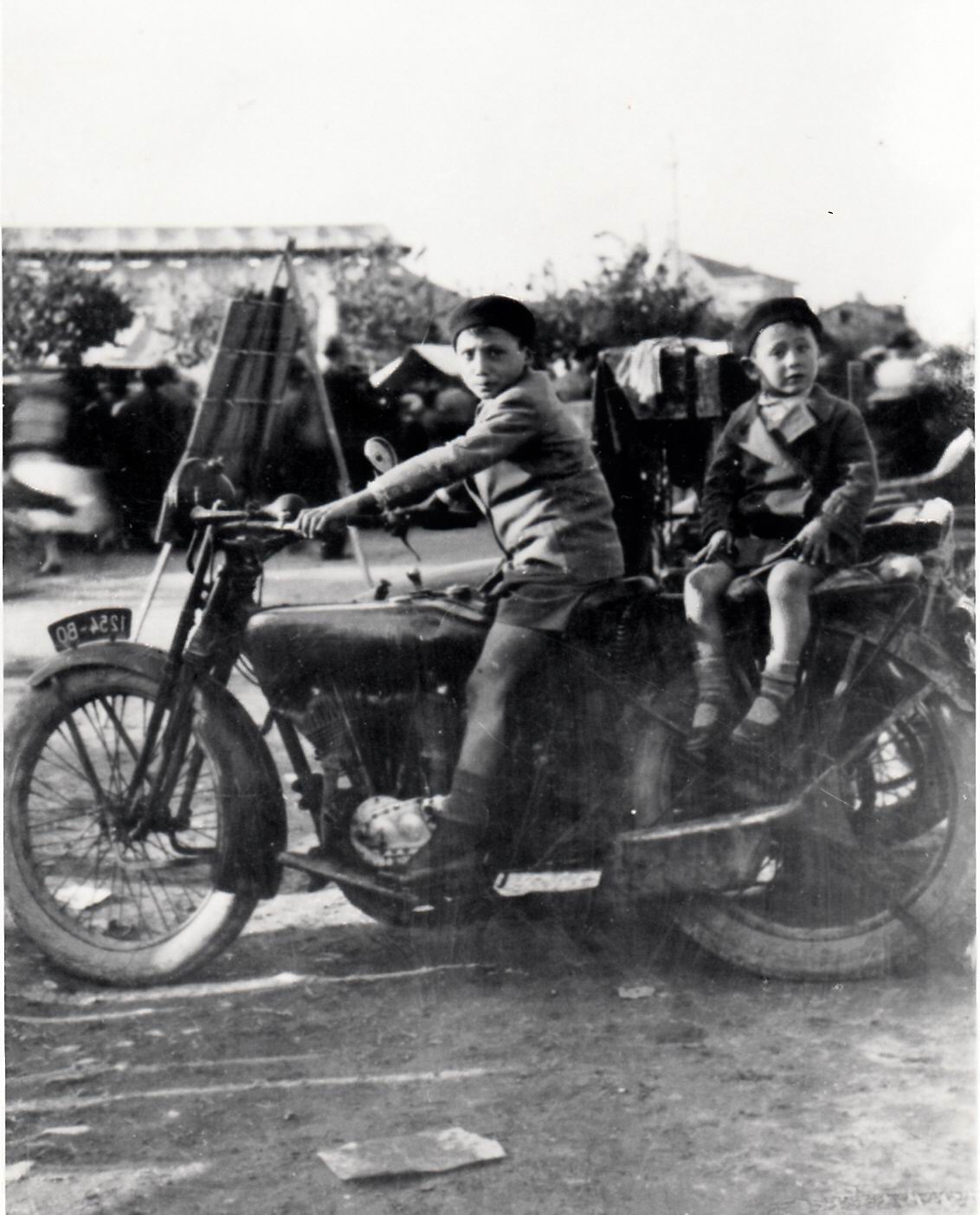 1930-ragazzini-su-moto