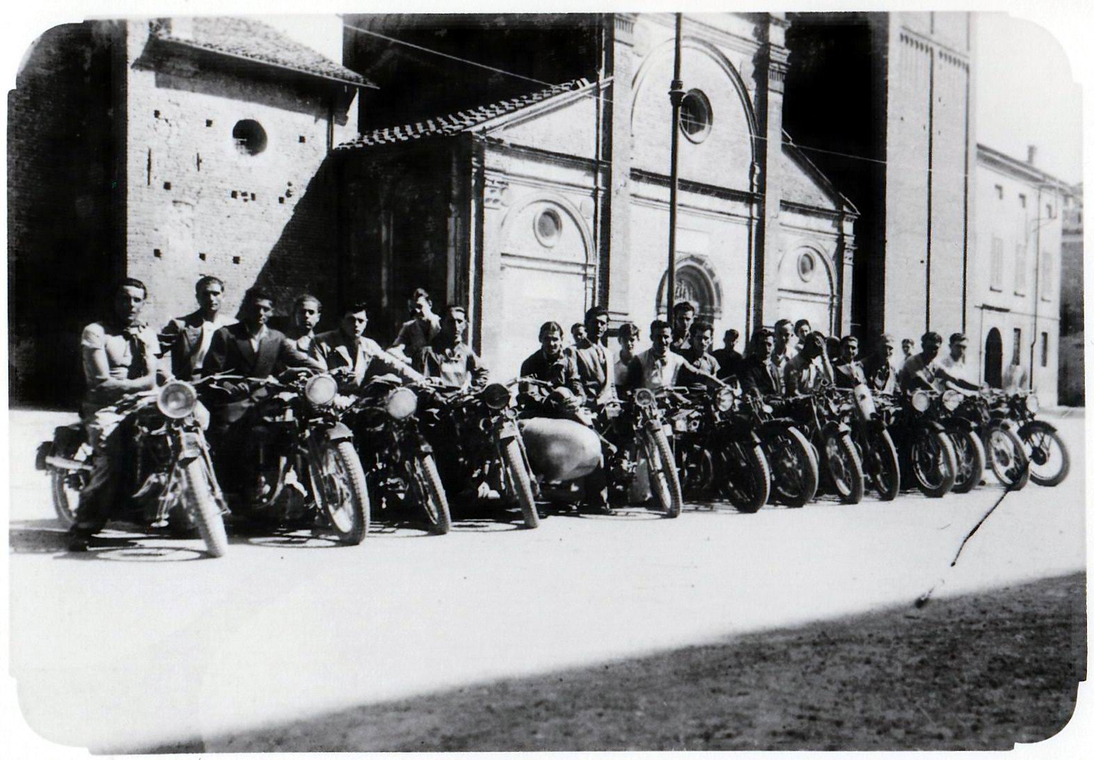 1935-ca-soci-motoclub-di-carpi-davanti-alla-sagra