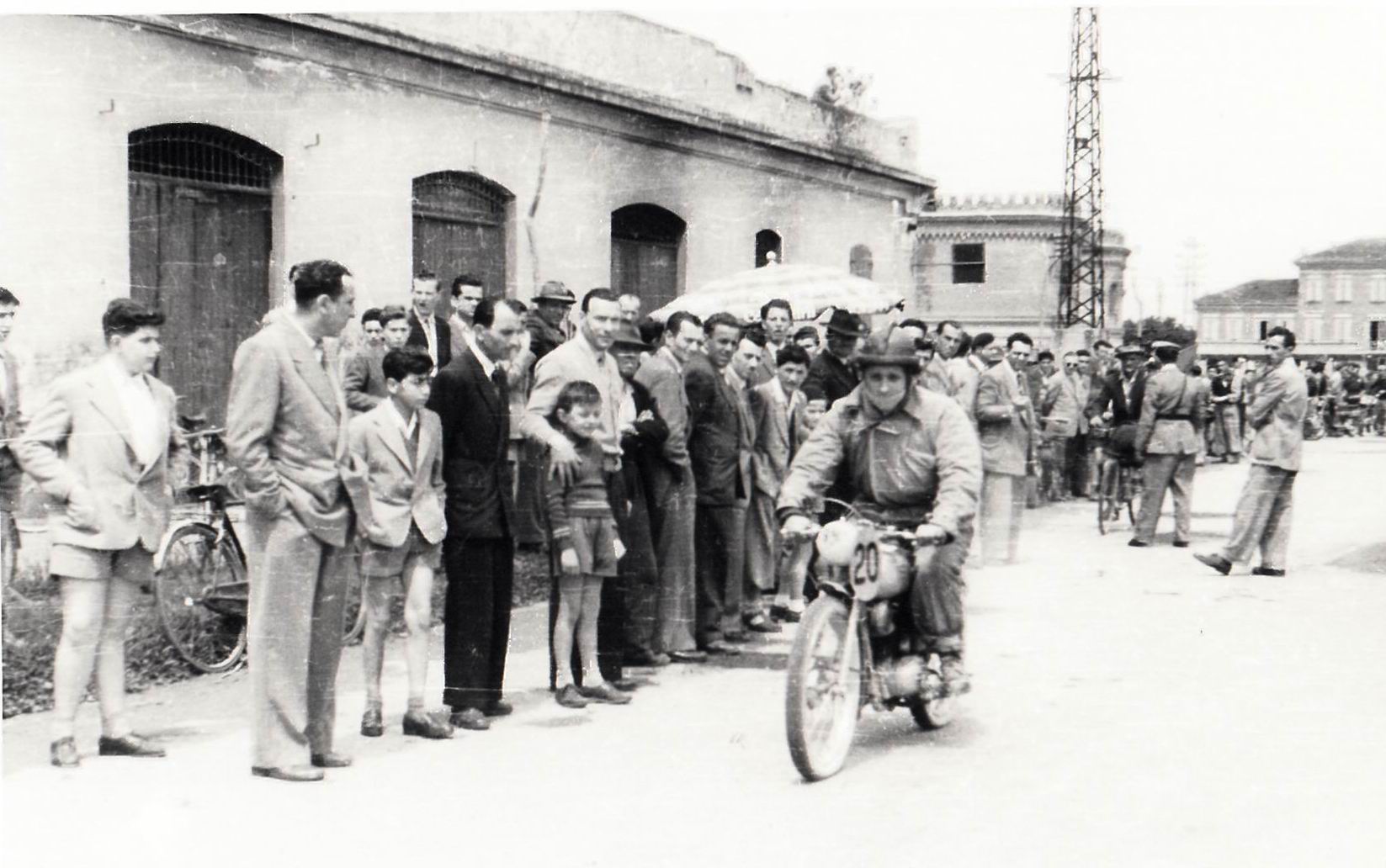 1950-ca-Competizione-moto-a-Carpi-05-porta-barriera