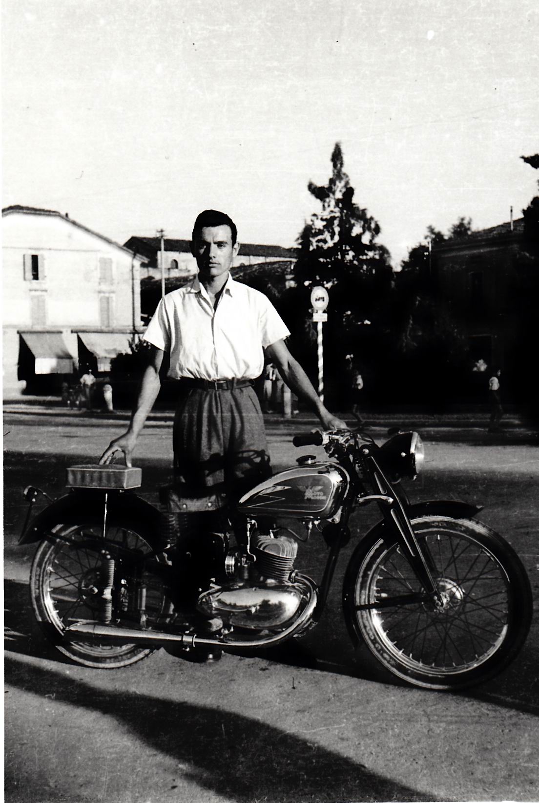 1950-ca-Motociclista-carpigiano-a-Porta-MantovaJPG