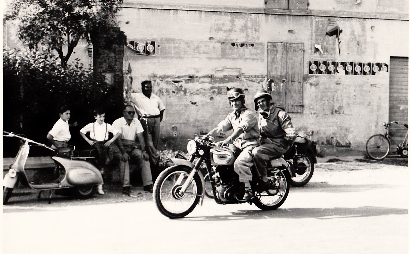 1950-ca-motociclisti-carpigiani-staffetta-manifestazione-estiva
