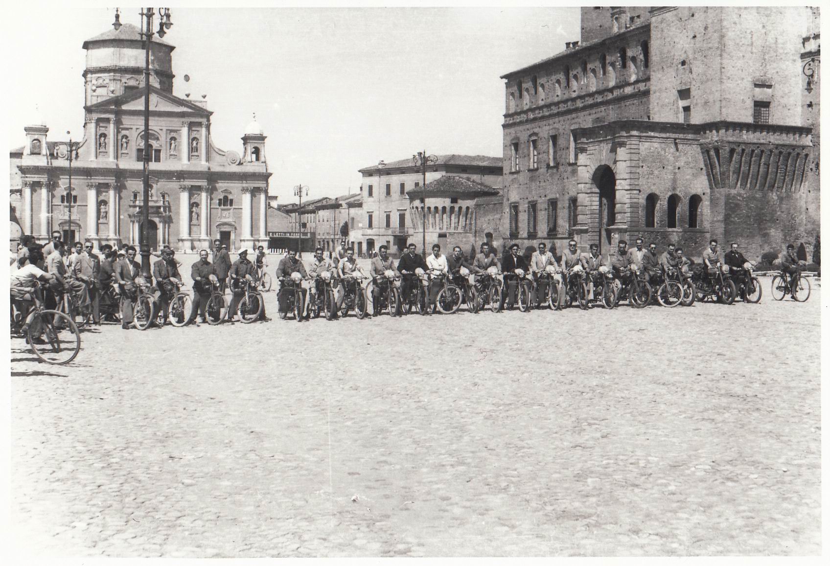 1950-ca-raduno-Moto-Club-di-Carpi-in-Piazza
