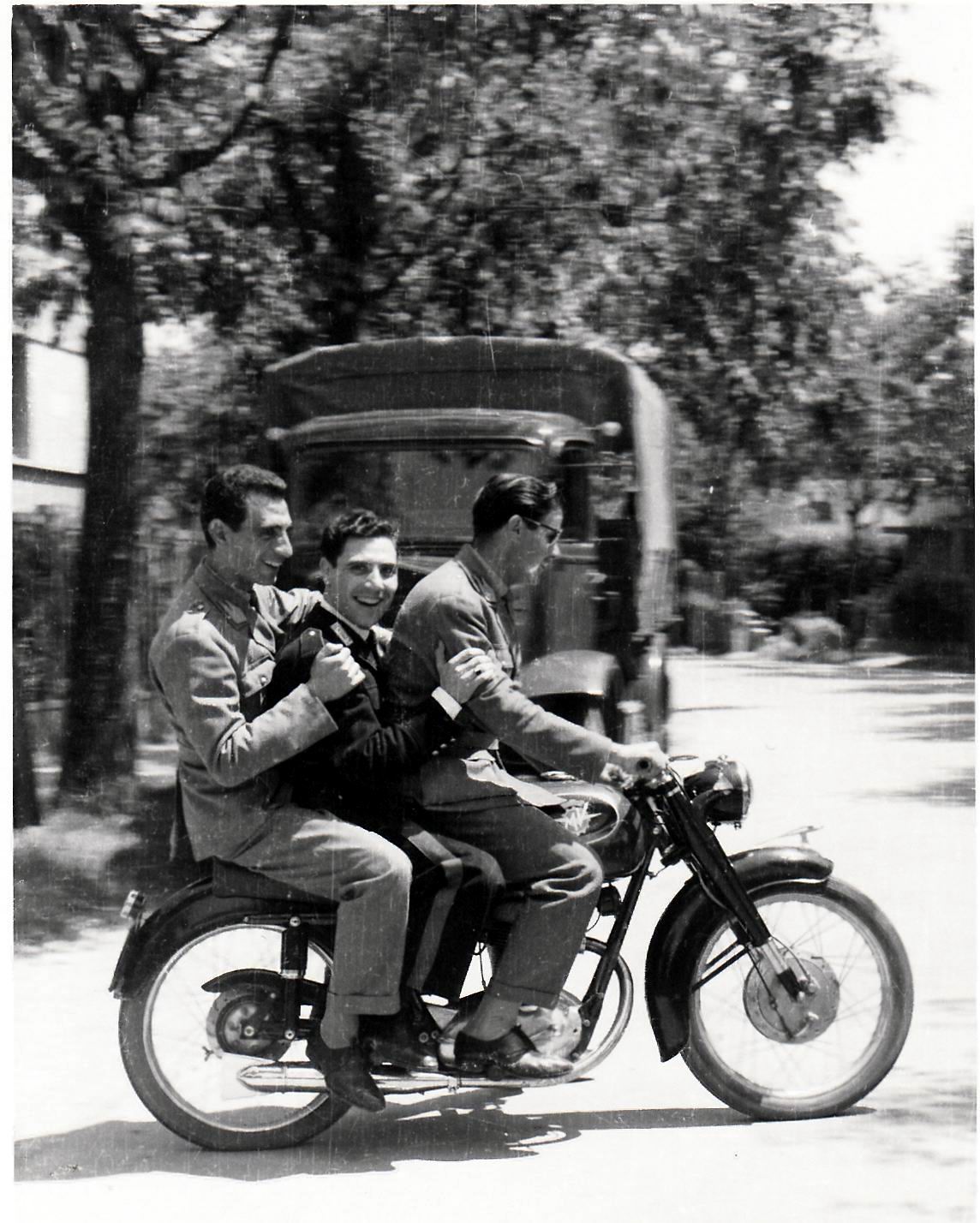 1951-due-finanzieri-col-in-mezzo-Filoni-agente-di-PS-Carpi-Moto-MV