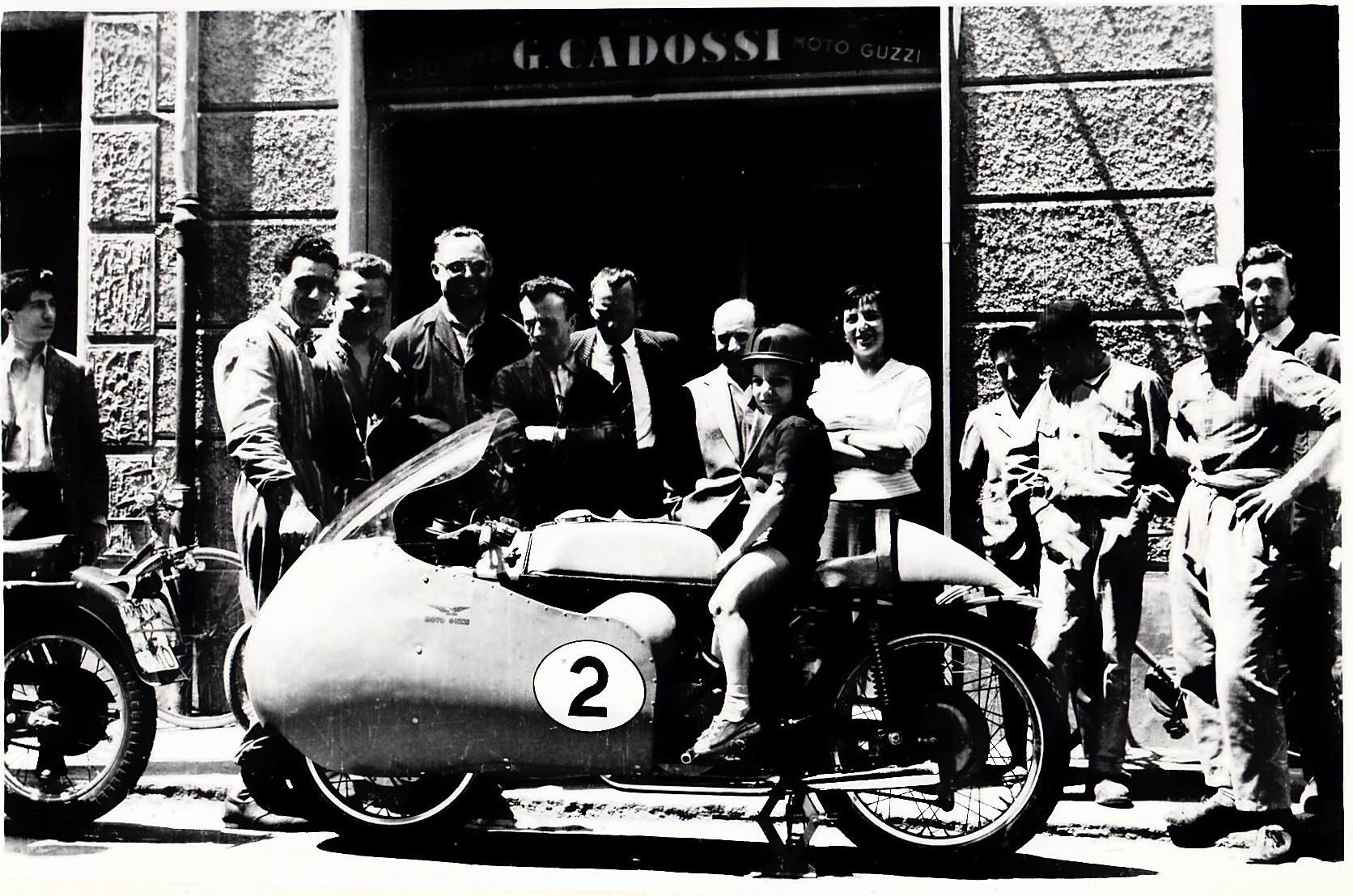 1953-Concessionario-Moto-Guzzi-Cadossi-500-cc-da-corsa-Vie-Berengario-e-T-Trieste-1