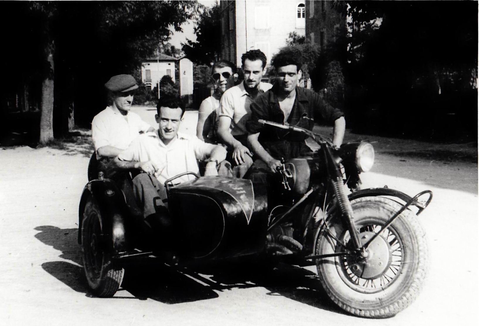 1955-ca-carrettata-di-carpigiani-su-sidecar-Parco-Genio-Cadossi