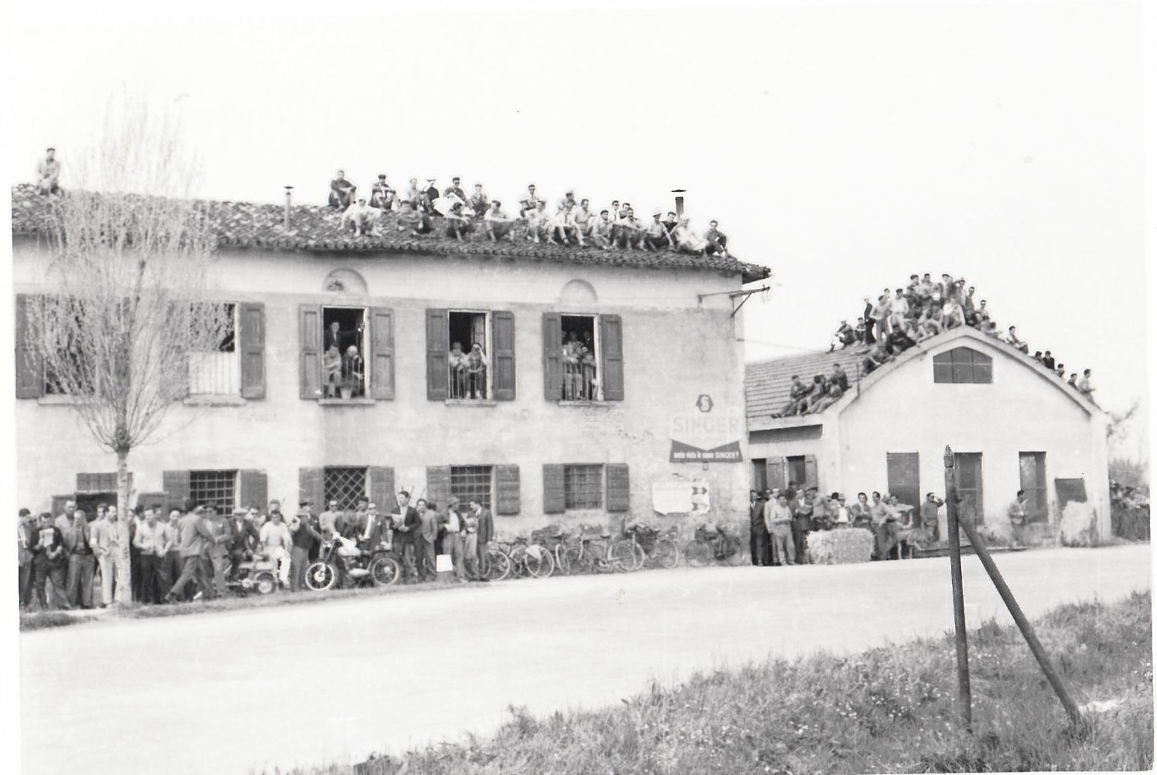 1955-ca-corsa-moto-a-carpi-04-spettatori