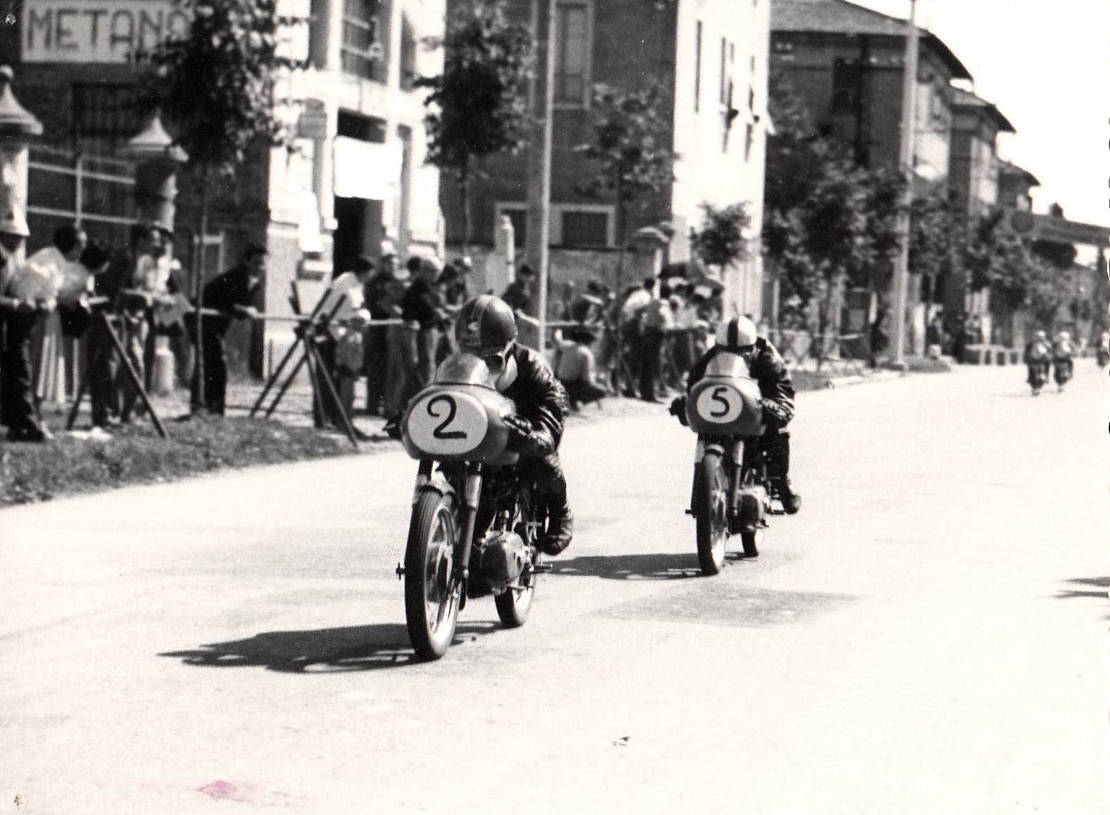1956-circuito-di-Carpi-09-col-N-2-Giorgio-Sgarbi-in-testa-viale-N-Biondo