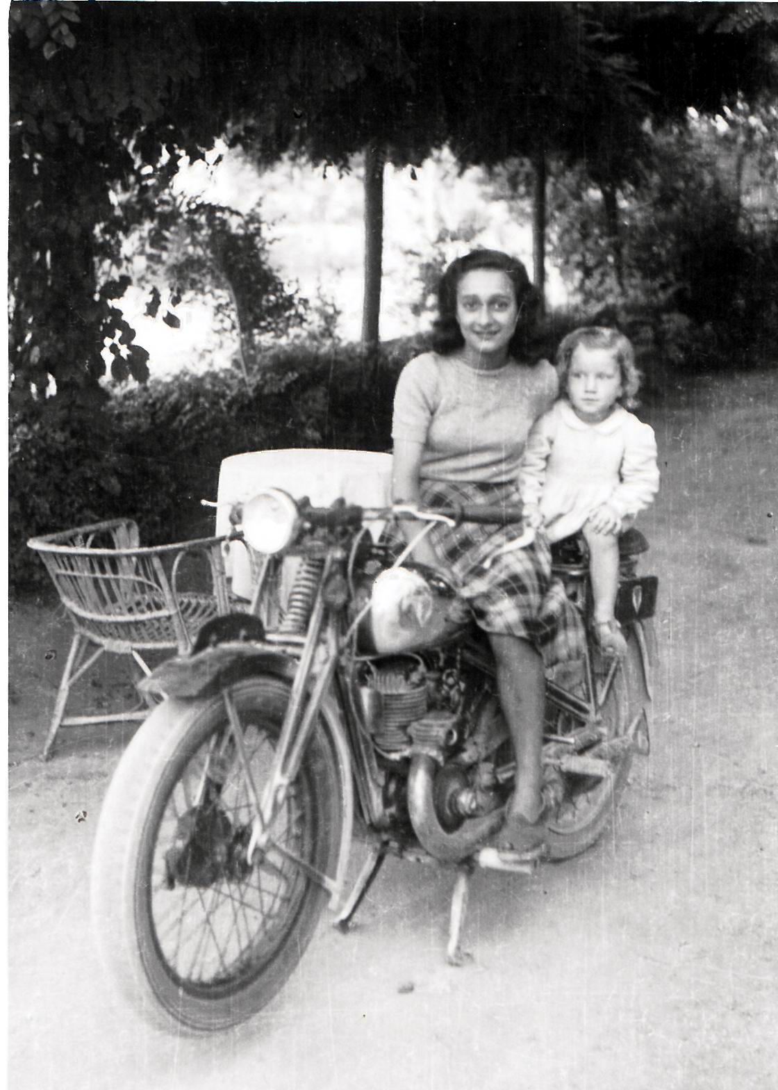 1956-madre-e-figlia-su-moto-carpi