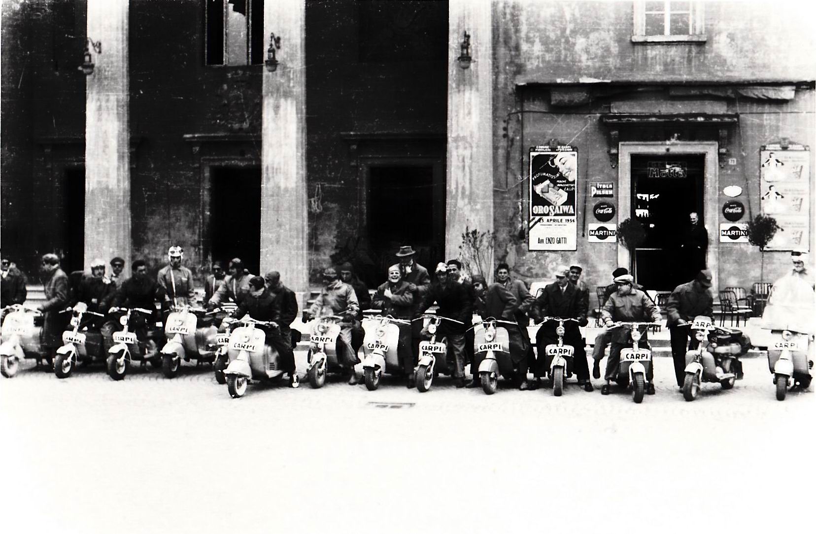 1956-raduno-lambretta-piazza-04-caffe-teatro