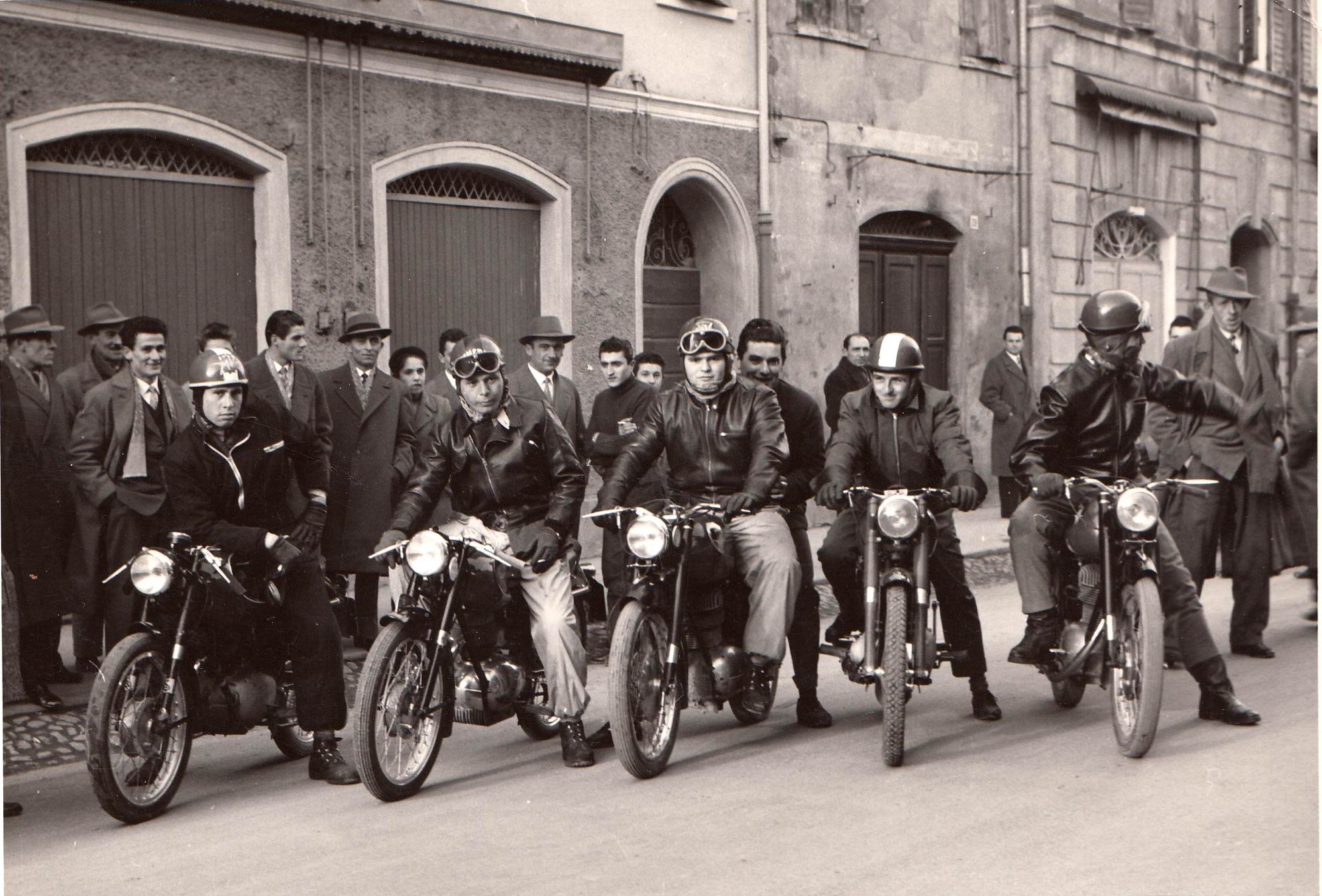 1957-Alcuni-soci-del-MotoClub-di-Carpi-in-Corso-Roma-2°-da-dx-Croci