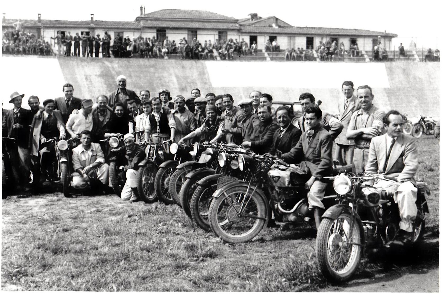 1957-MotoClub-di-Carpi-allo-Stadio-1