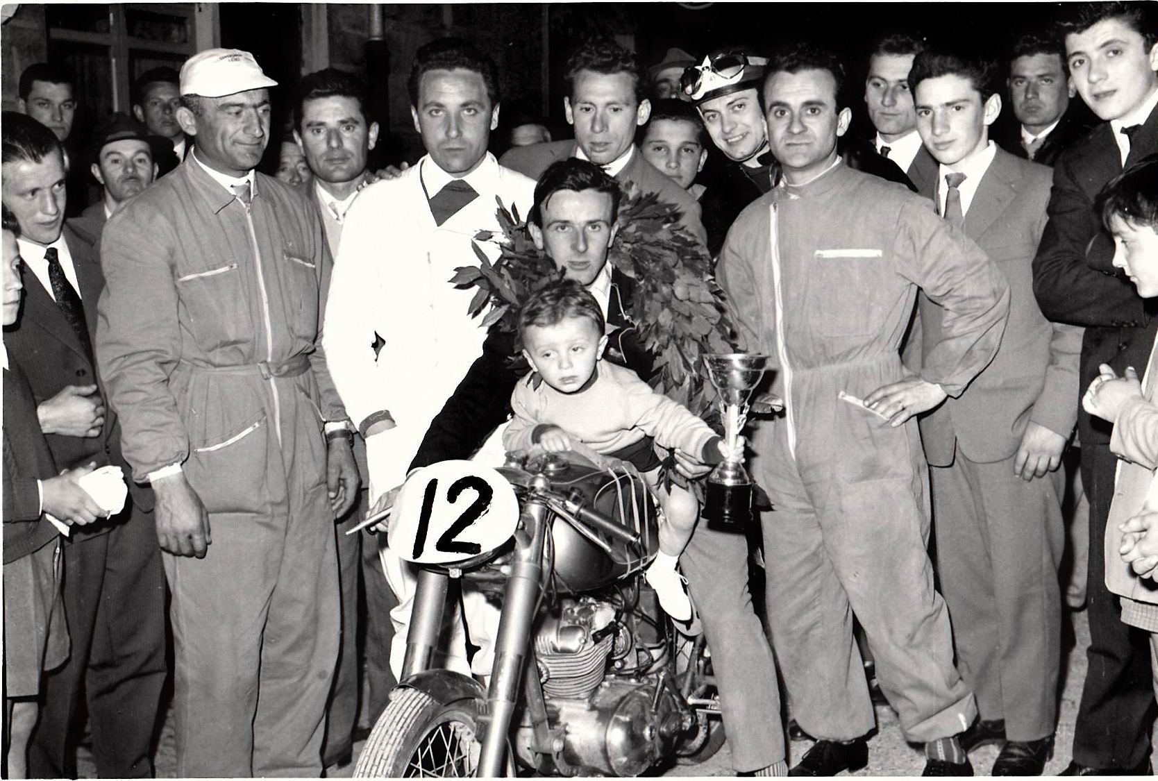 1958-Francesco-Croci-festeggia-vittoria-Ducati-125-cc-in-tuta-Giorgio-Sgarbi