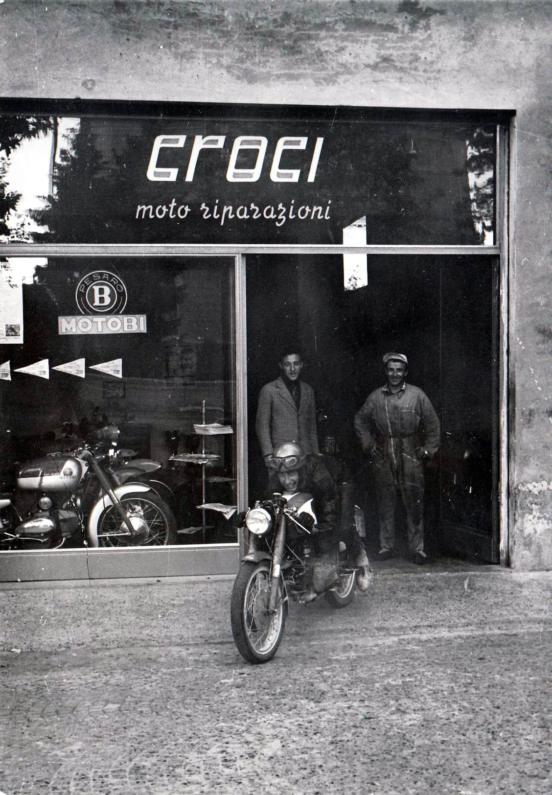 1958-ca-Bottega-di-Francesco-Croci-detto-il-Bimbo-ottimo-corridore-di-moto