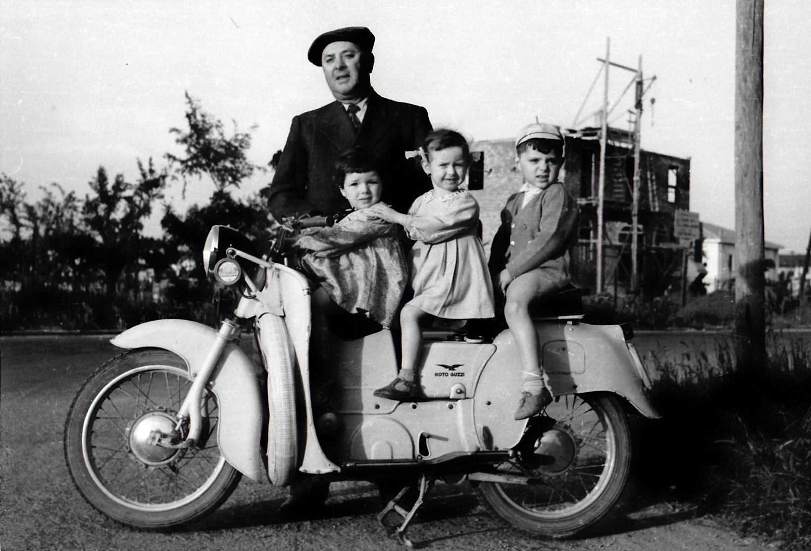 1958-famiglia-carpigiana-su-Guzzi-Galletto