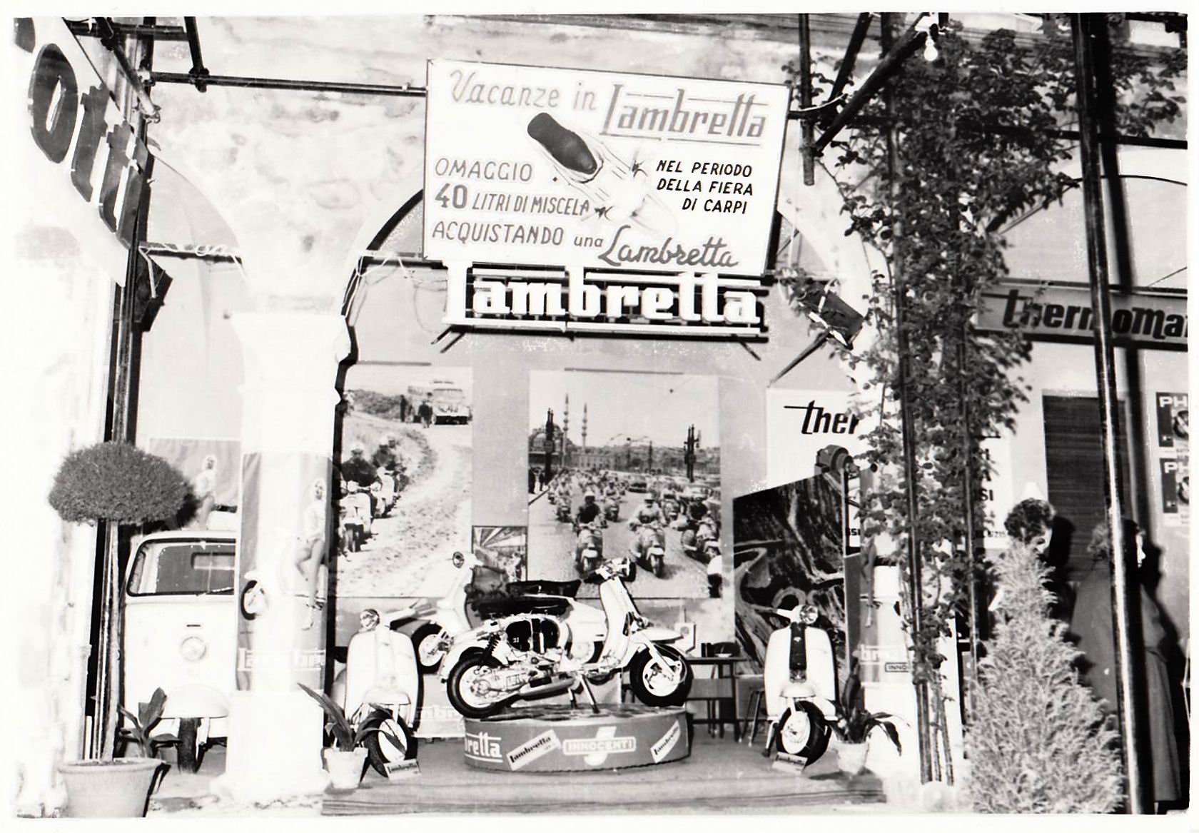 1960-mostra-industria-carpigiana-cortile-eden-stand-lambretta